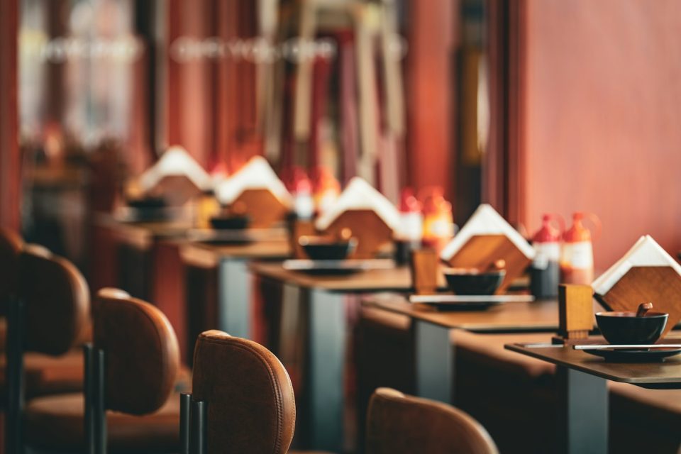 餐饮渠道（B 端主力） —— 酒水地区总代理业务场景：中餐馆、大排档、火锅店是啤酒与饮料的主销场，晚市高峰期缺货最要命。系统对餐饮客户开放晚间配送时段，承诺送达日期逾期自动预警。