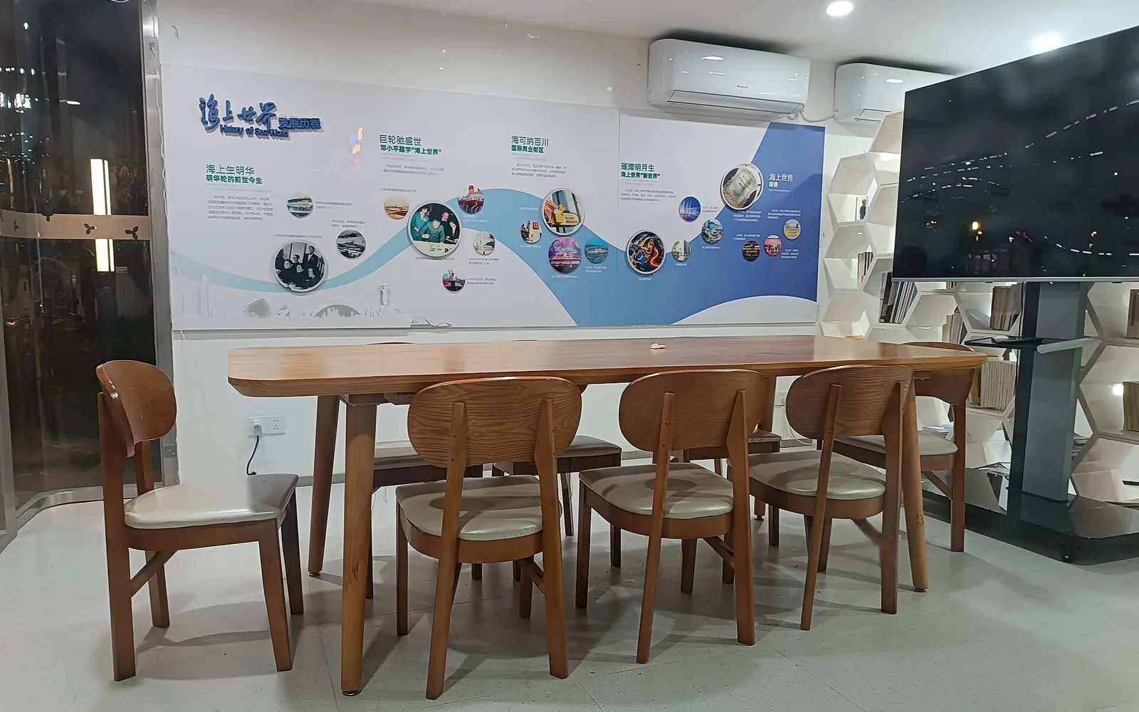 连锁总部经营例会场景，团队查看门店经营数据