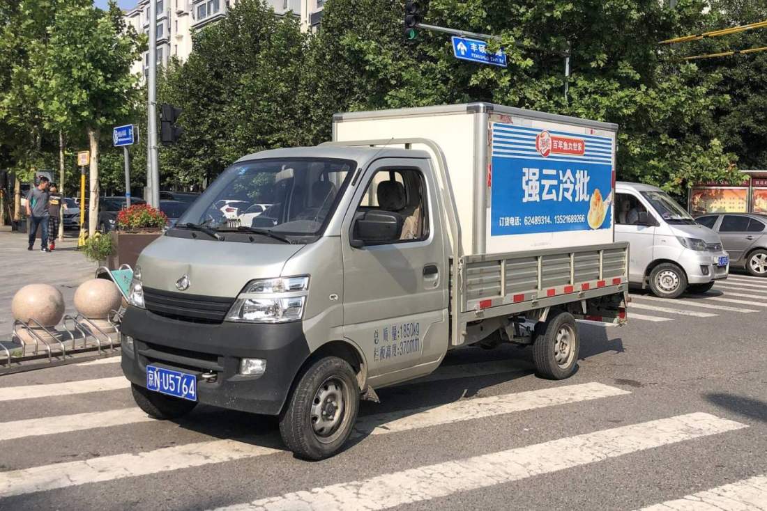国内冷链配送车辆在城区道路执行门店日配任务